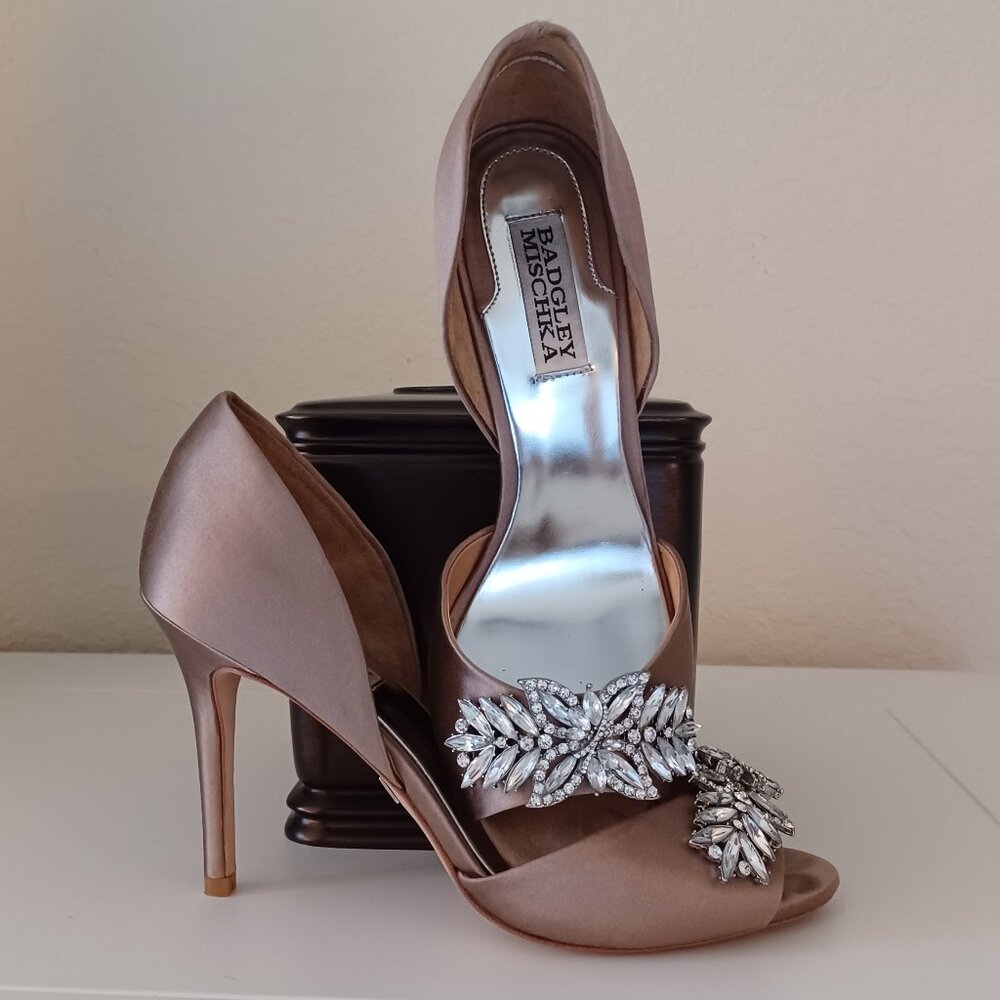 EUC Badgley Mischka Champagne/Taupe Satin Jeweled Open Toe Pumps 6.5 - Picture 4 of 12